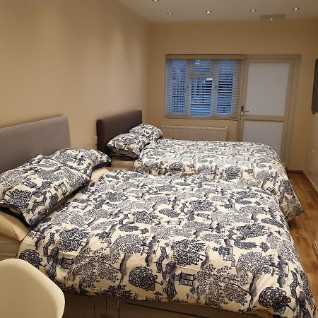 London Luxury Apartments 3 Bedroom Sleeps 8 With 3 Bathrooms 4 Mins Walk To Tube Free Parking Ilford Bagian luar foto