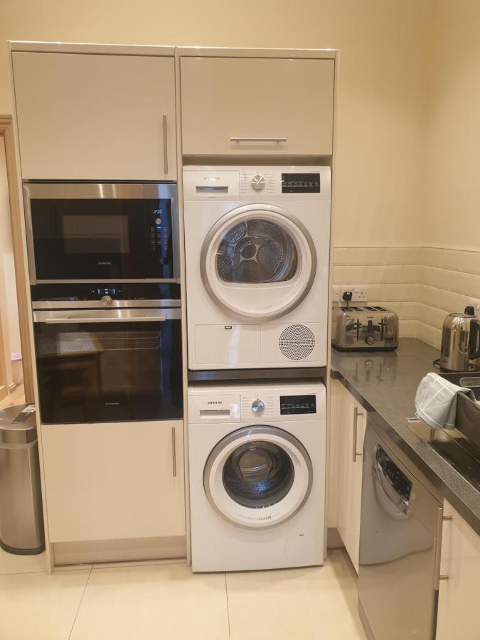 London Luxury Apartments 3 Bedroom Sleeps 8 With 3 Bathrooms 4 Mins Walk To Tube Free Parking Ilford Bagian luar foto