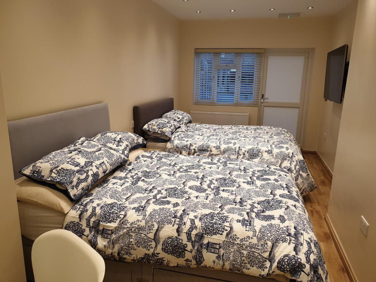 London Luxury Apartments 3 Bedroom Sleeps 8 With 3 Bathrooms 4 Mins Walk To Tube Free Parking Ilford Bagian luar foto