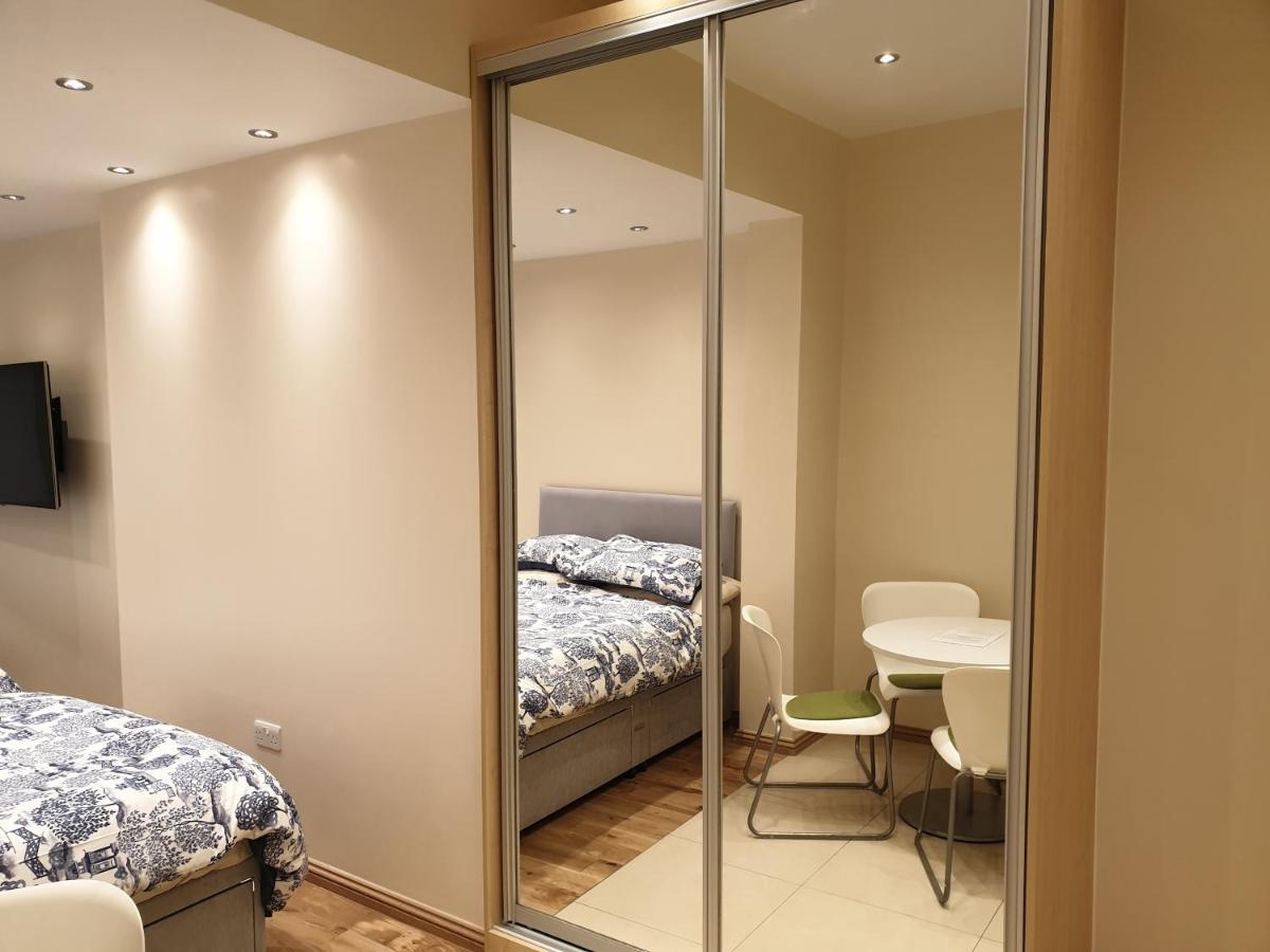 London Luxury Apartments 3 Bedroom Sleeps 8 With 3 Bathrooms 4 Mins Walk To Tube Free Parking Ilford Bagian luar foto