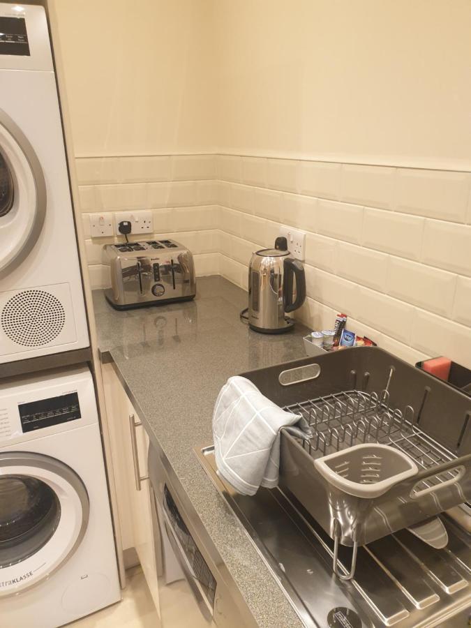 London Luxury Apartments 3 Bedroom Sleeps 8 With 3 Bathrooms 4 Mins Walk To Tube Free Parking Ilford Bagian luar foto