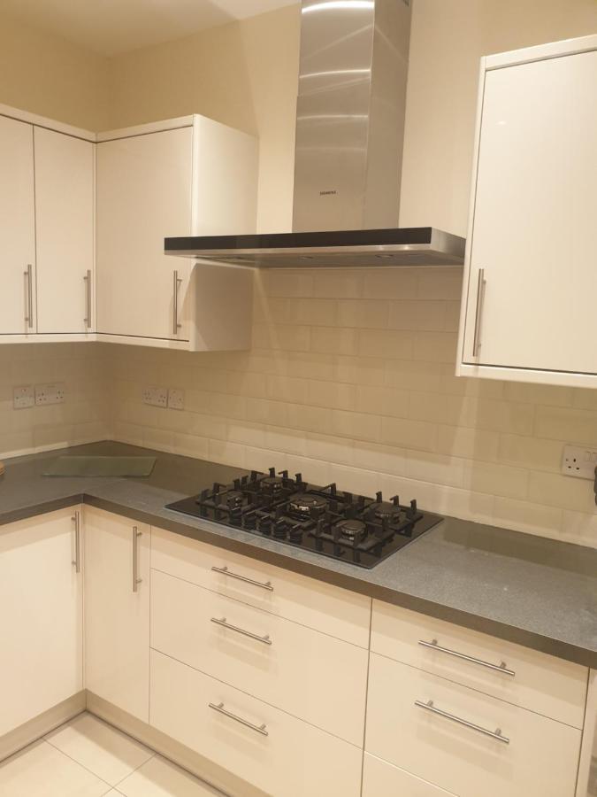 London Luxury Apartments 3 Bedroom Sleeps 8 With 3 Bathrooms 4 Mins Walk To Tube Free Parking Ilford Bagian luar foto