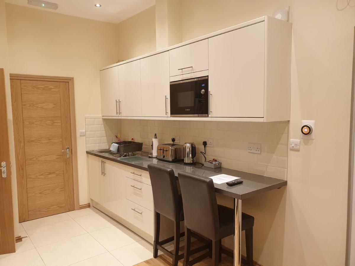 London Luxury Apartments 3 Bedroom Sleeps 8 With 3 Bathrooms 4 Mins Walk To Tube Free Parking Ilford Bagian luar foto