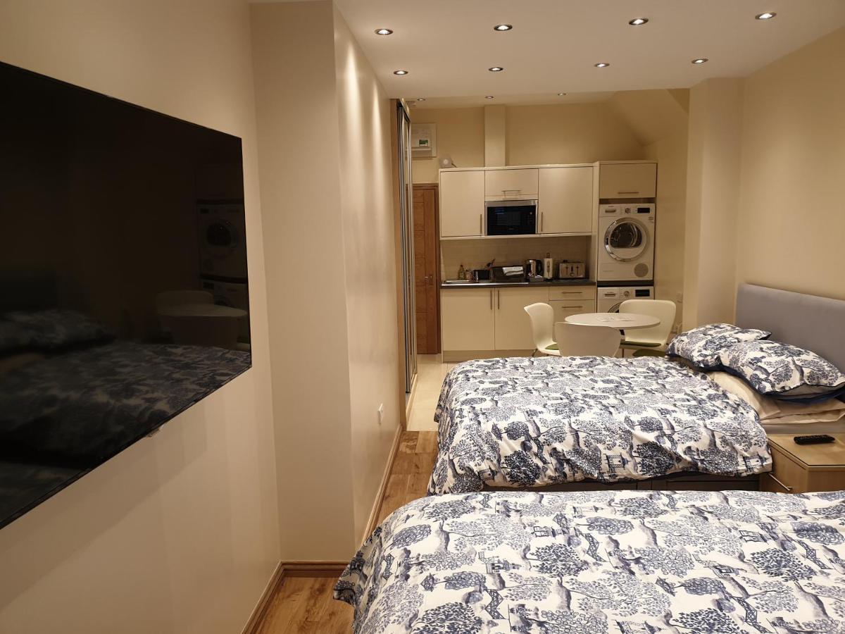 London Luxury Apartments 3 Bedroom Sleeps 8 With 3 Bathrooms 4 Mins Walk To Tube Free Parking Ilford Bagian luar foto