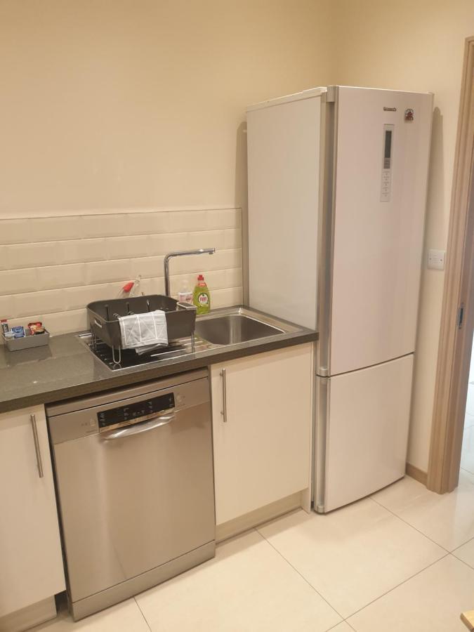 London Luxury Apartments 3 Bedroom Sleeps 8 With 3 Bathrooms 4 Mins Walk To Tube Free Parking Ilford Bagian luar foto