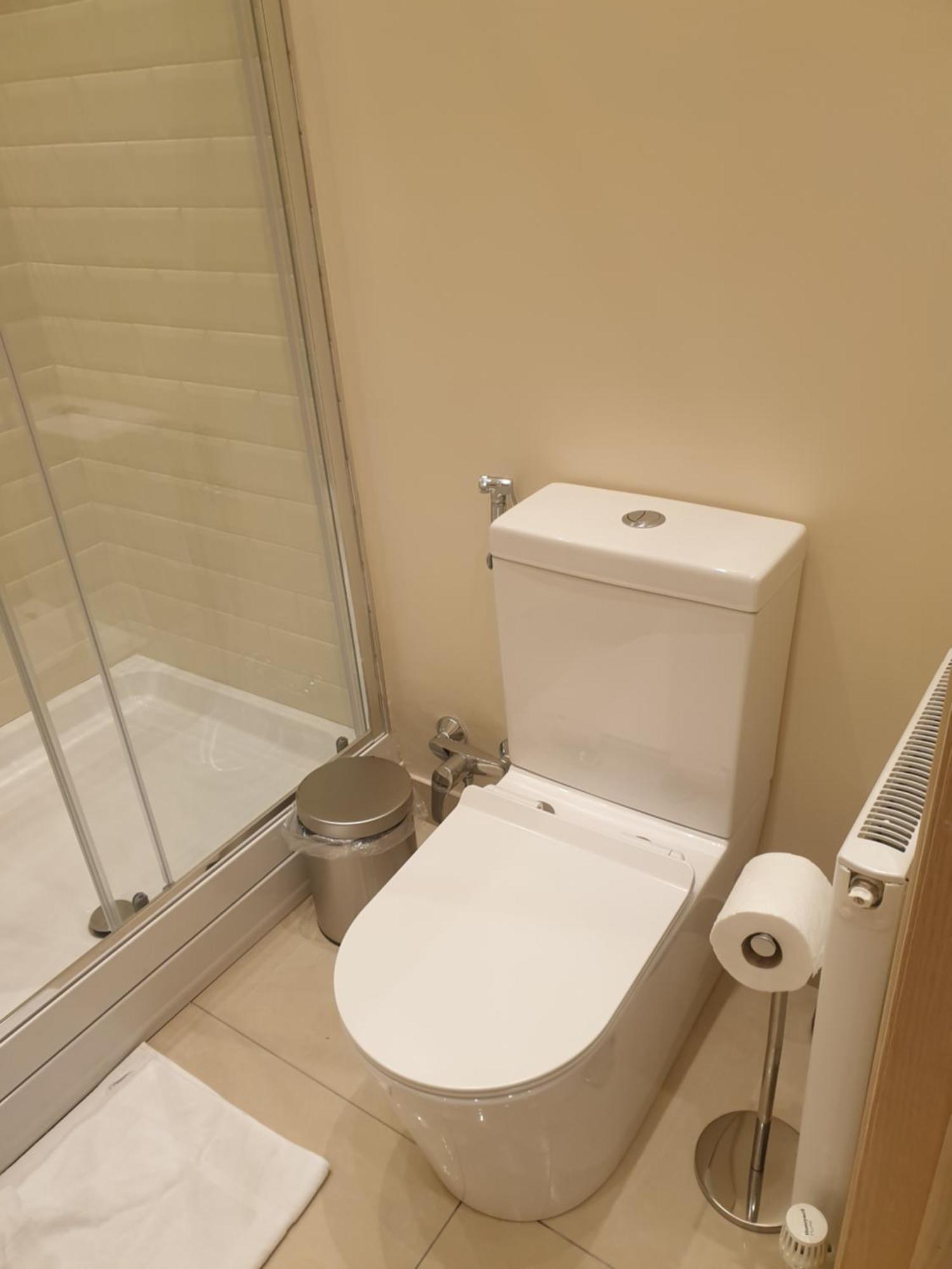 London Luxury Apartments 3 Bedroom Sleeps 8 With 3 Bathrooms 4 Mins Walk To Tube Free Parking Ilford Bagian luar foto