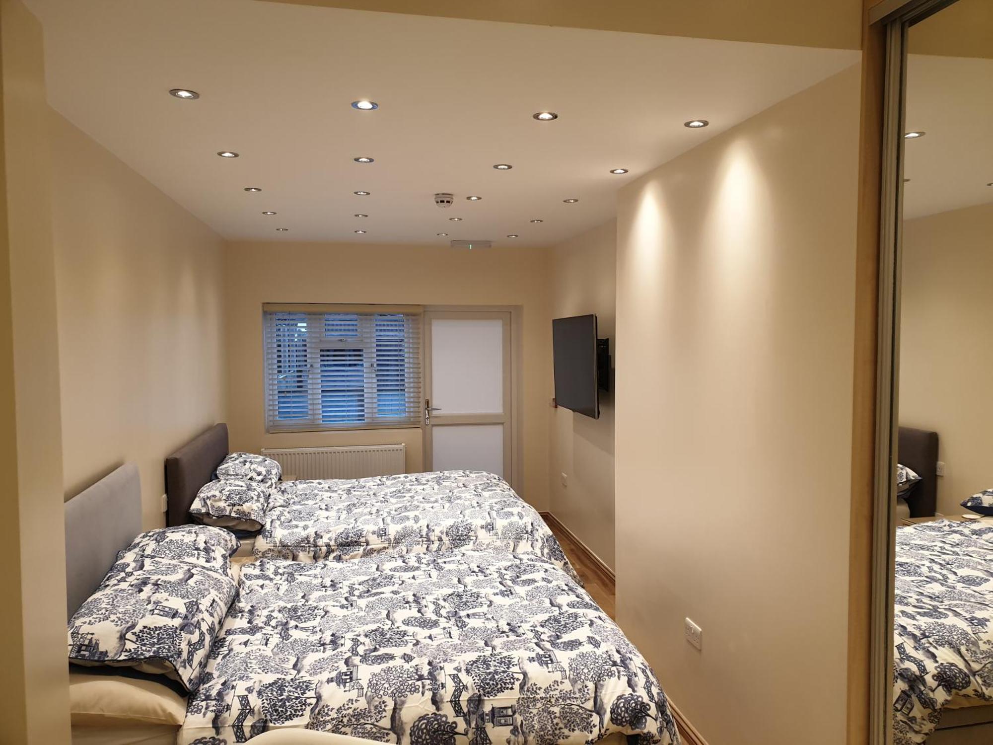 London Luxury Apartments 3 Bedroom Sleeps 8 With 3 Bathrooms 4 Mins Walk To Tube Free Parking Ilford Bagian luar foto