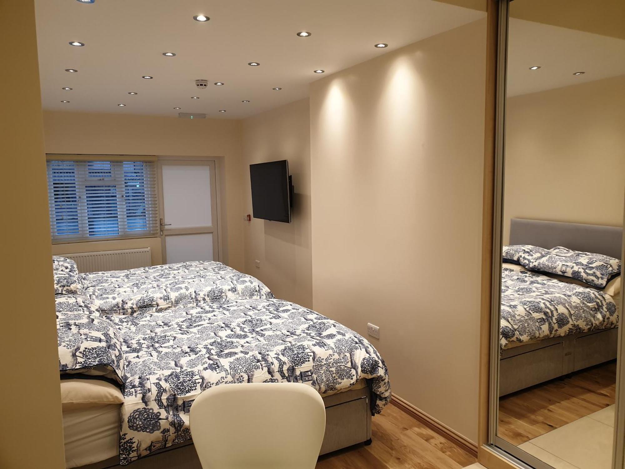 London Luxury Apartments 3 Bedroom Sleeps 8 With 3 Bathrooms 4 Mins Walk To Tube Free Parking Ilford Bagian luar foto