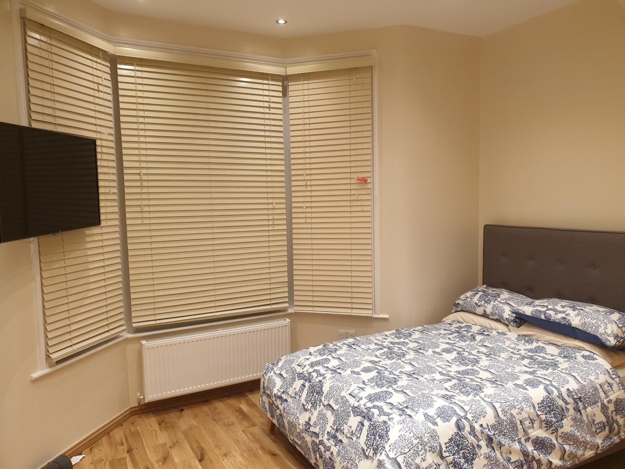 London Luxury Apartments 3 Bedroom Sleeps 8 With 3 Bathrooms 4 Mins Walk To Tube Free Parking Ilford Bagian luar foto