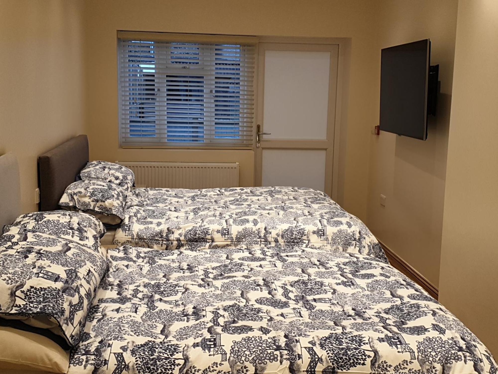 London Luxury Apartments 3 Bedroom Sleeps 8 With 3 Bathrooms 4 Mins Walk To Tube Free Parking Ilford Bagian luar foto